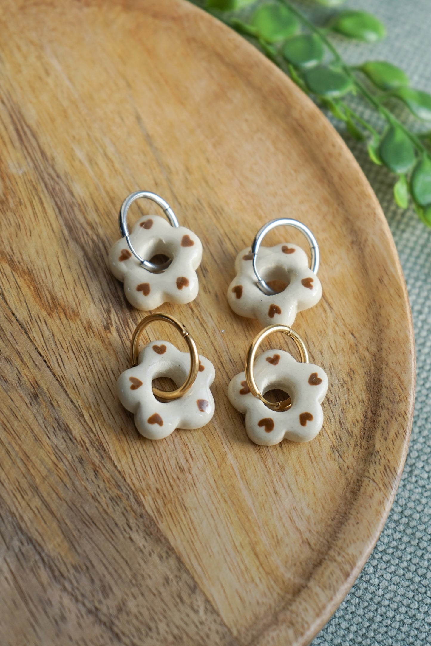 Boucles d’oreilles en céramique - fleur à motif