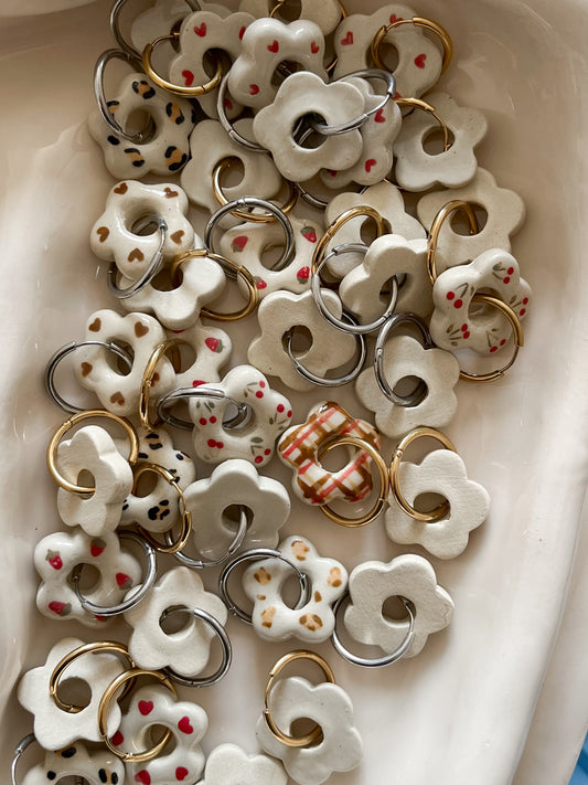 Boucles d’oreilles en céramique - fleur à motif