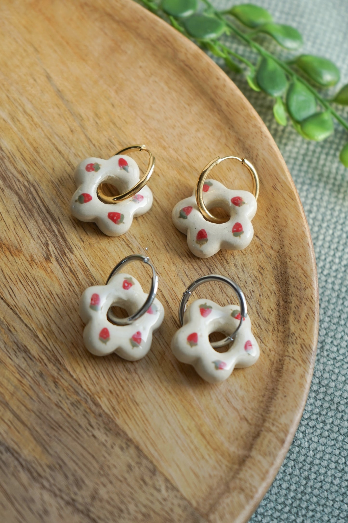 Boucles d’oreilles en céramique - fleur à motif