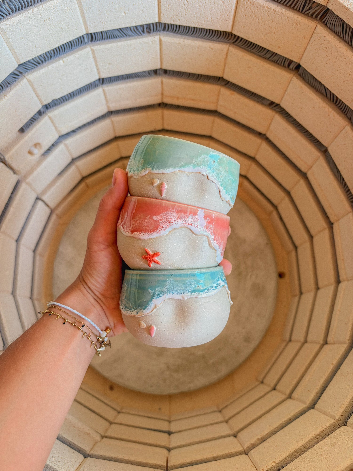 Les couleurs pour les tasses à café océan avec des anses sont les mêmes que les couleurs des tasses à café océan, vert, rose et bleu
