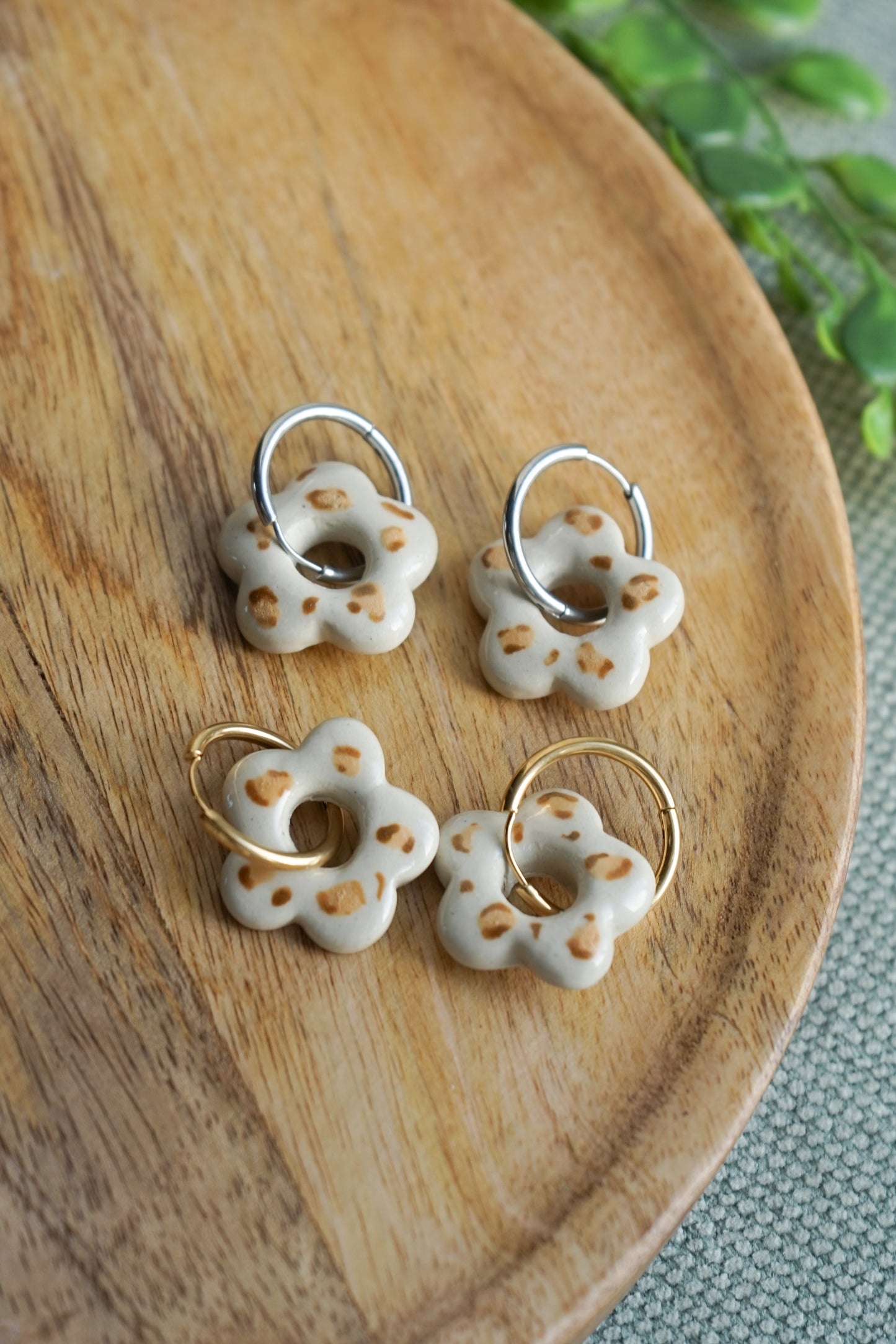 Boucles d’oreilles en céramique - fleur à motif