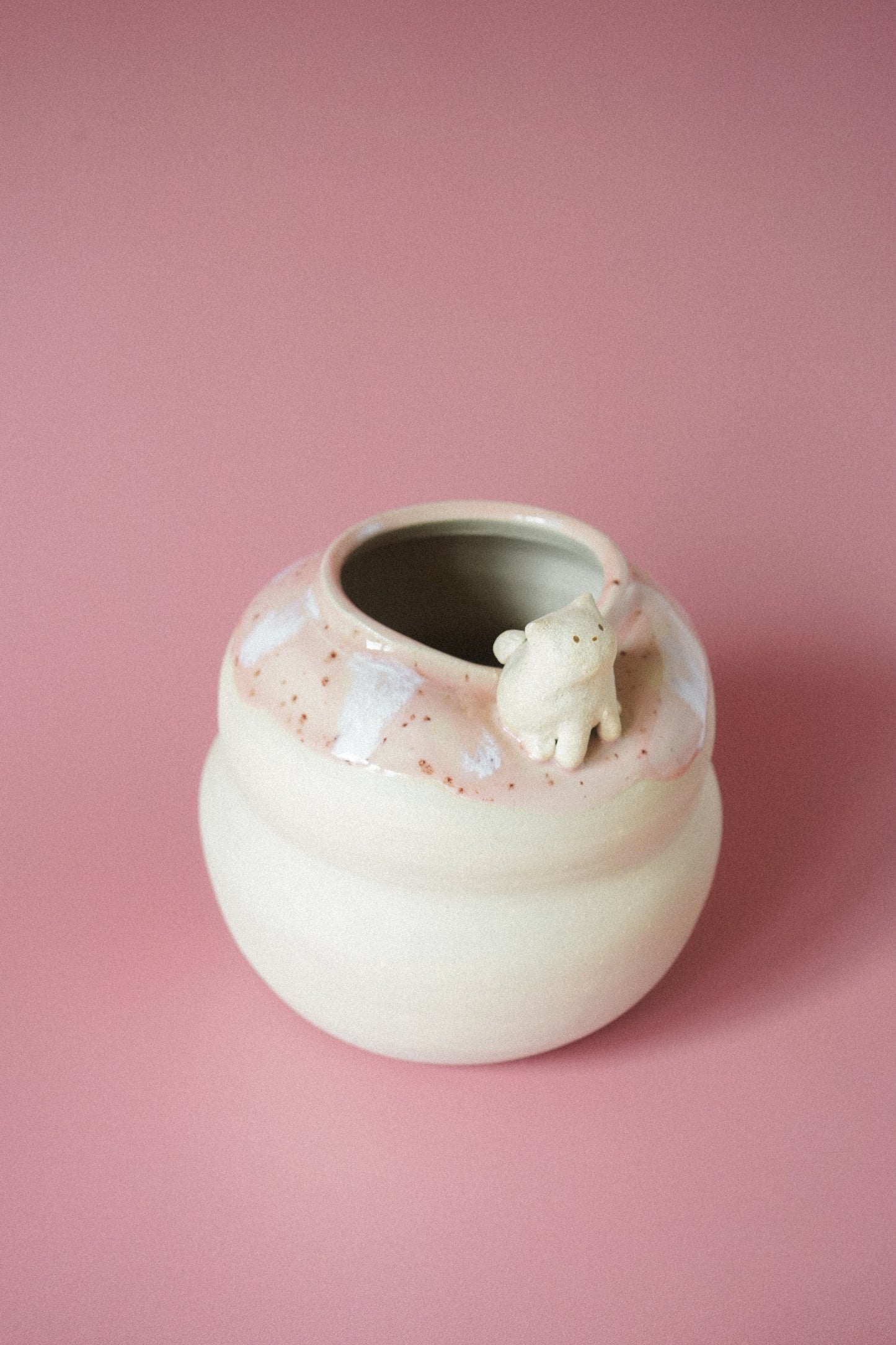 Vase artisanal en grès – chat modelé n°1