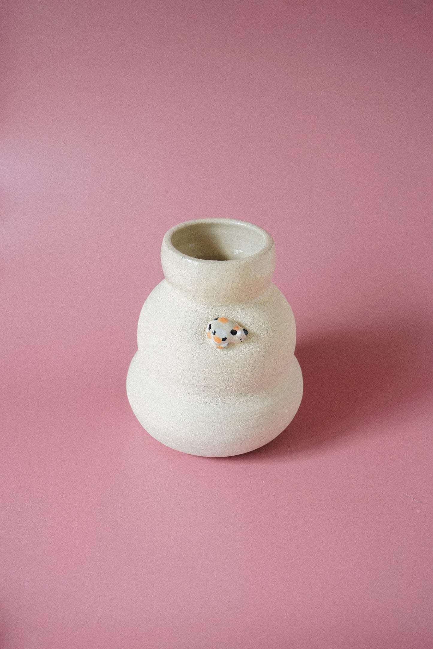 Vase artisanal en grès chamotté - chat modelé n°2